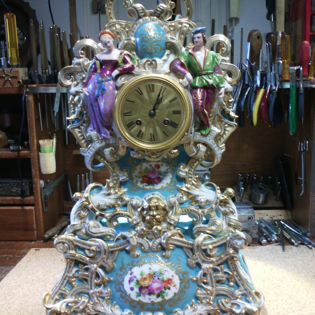 Pendule en porcelaine peinte bleue et or, restauration Bordeaux