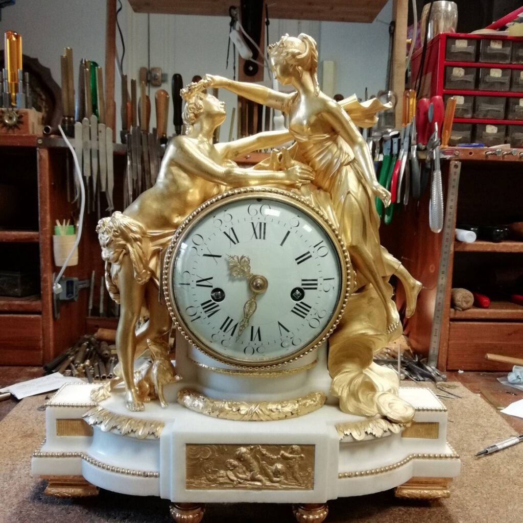 Pendule romantique en marbre blanc et bronze doré, réparation pendule ancienne