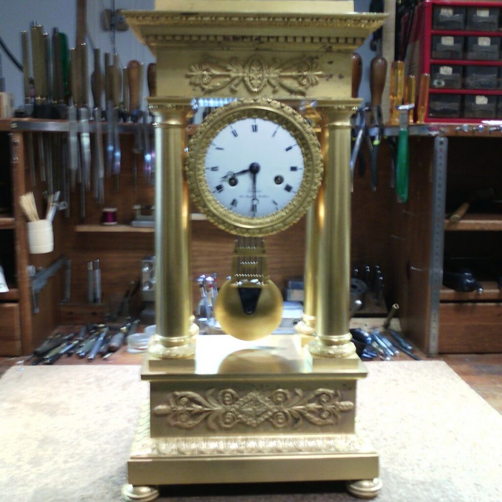 Pendule figurative personnage en bronze et or, réparation horloge ancienne