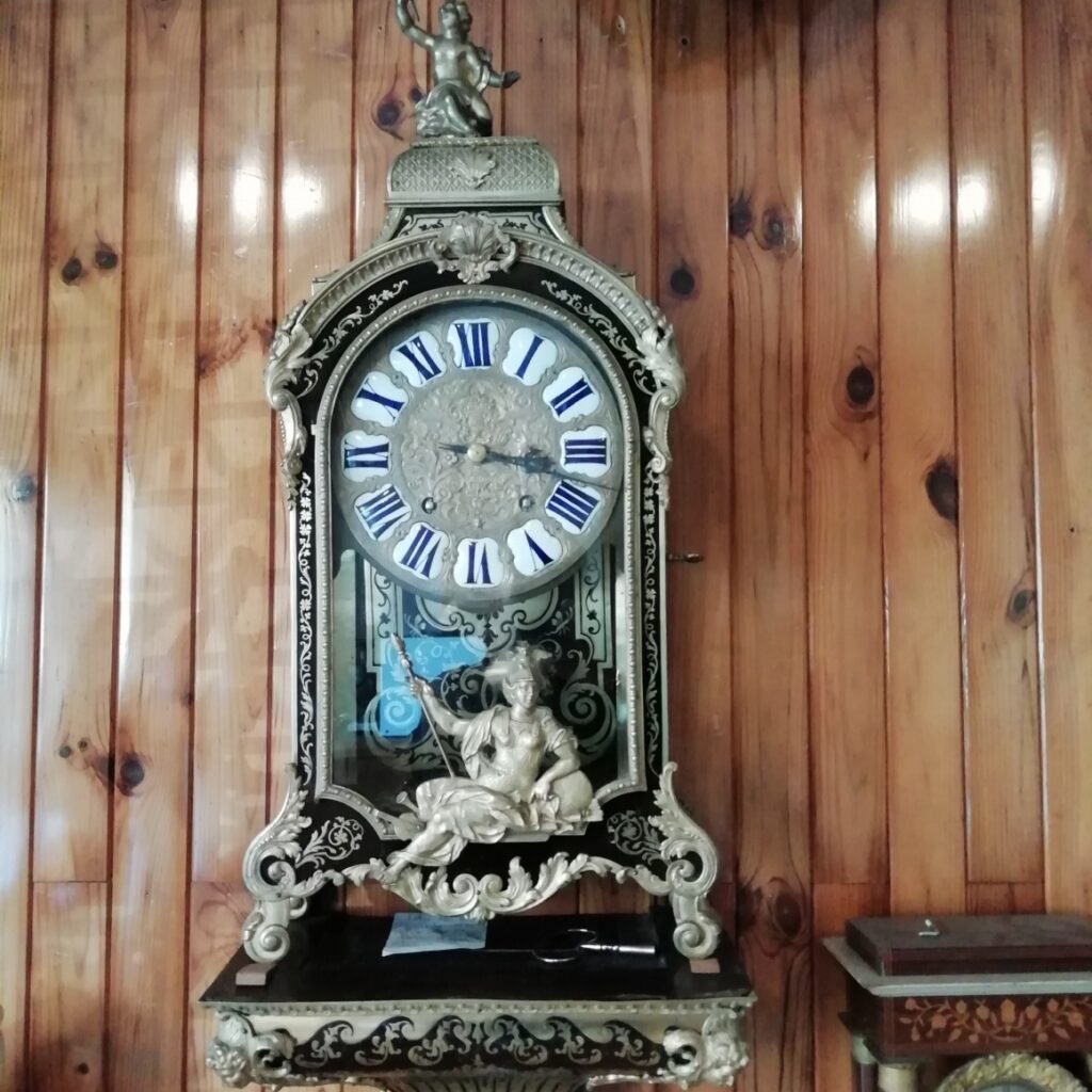 Pendule portique à colonnes en bronze doré, horloger Bordeaux centre