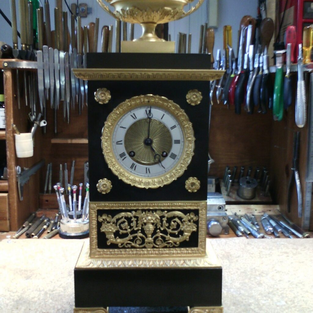 Pendule Empire noire avec bronzes dorés, atelier horlogerie Bordeaux