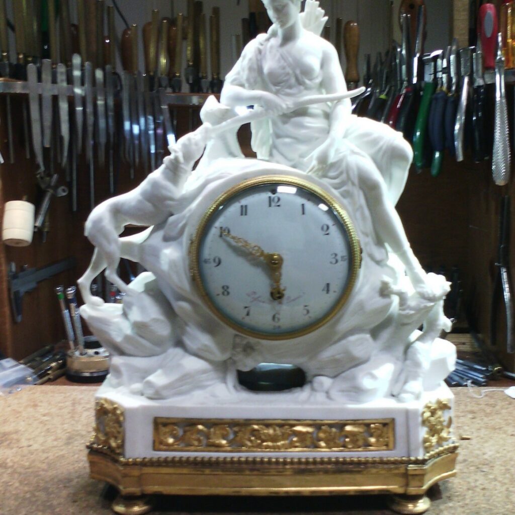 Pendule en biscuit blanc Diane chasseresse bronze doré, restauration Bordeaux